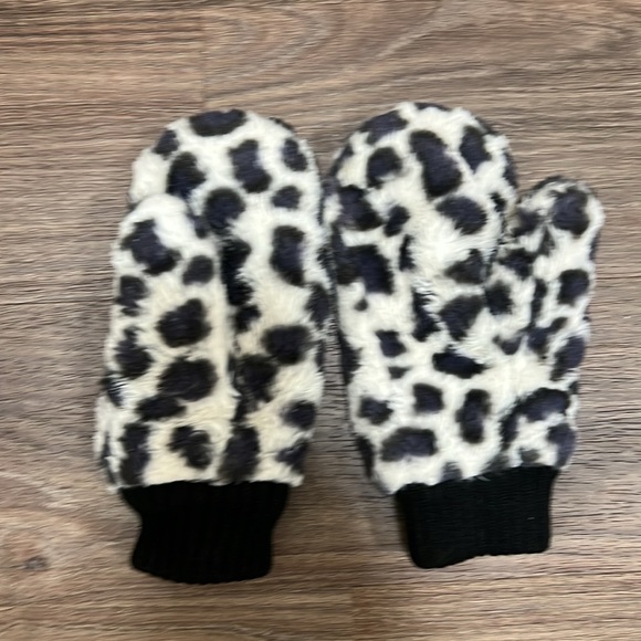 SO small leopard mittens - Picture 2 of 4